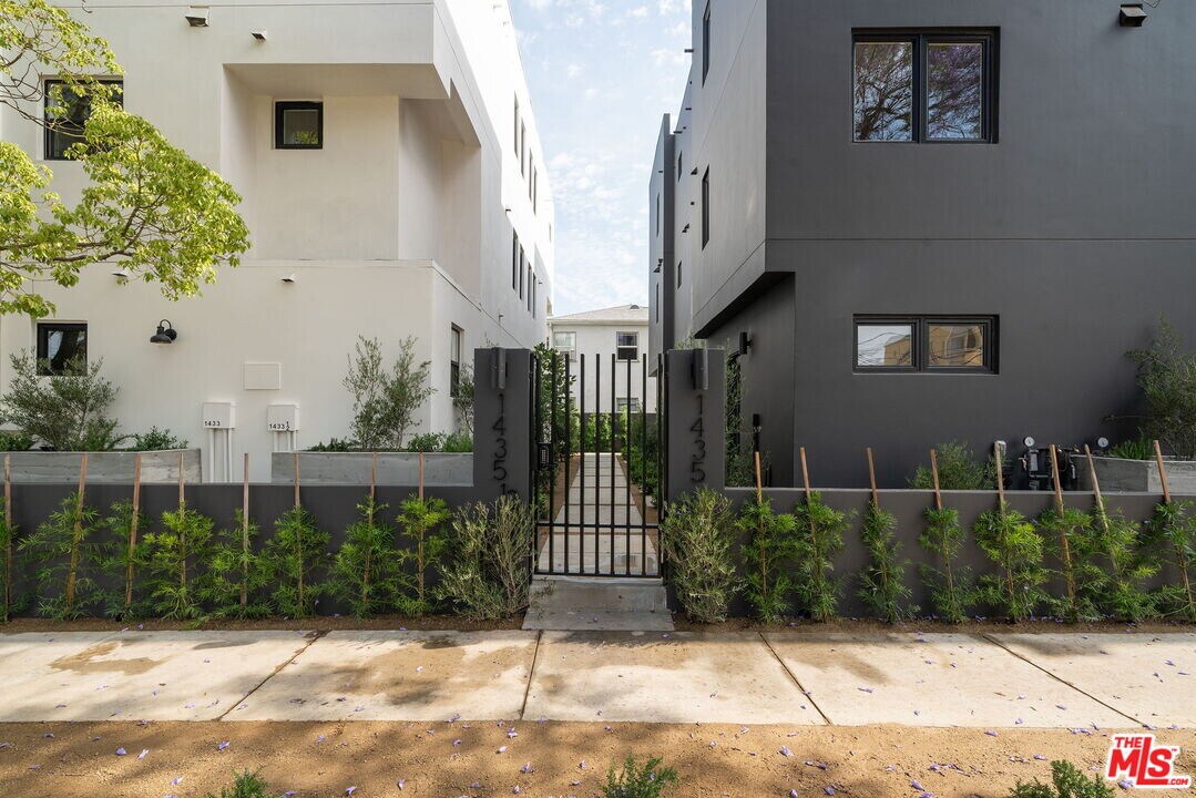 1435 S Crescent Heights Blvd in Los Angeles, CA - Building Photo