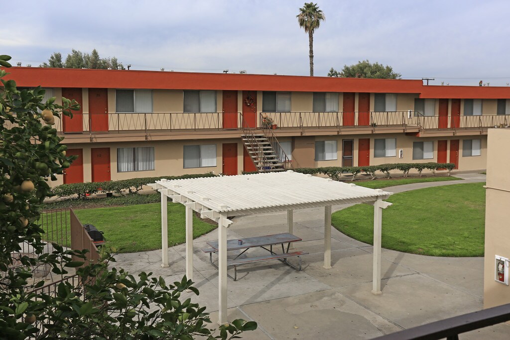 Americana and Il Pompeii Apartments in Torrance, CA