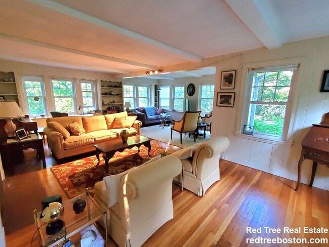 58 Longfellow Rd in Wellesley, MA - Foto de edificio - Building Photo