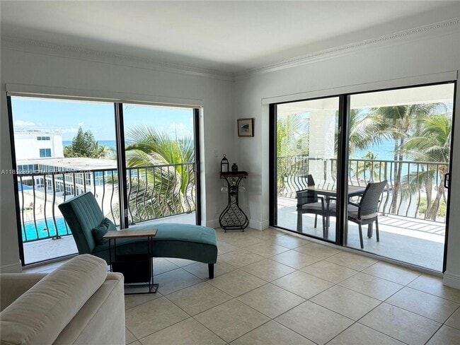 5415 Collins Ave in Miami Beach, FL - Building Photo - Building Photo