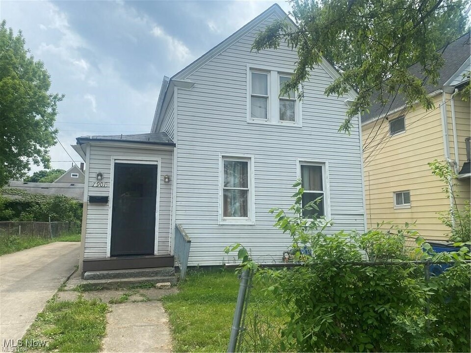 7901 Guthrie Ave in Cleveland, OH - Building Photo