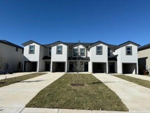 8315 V. Pisa in San Antonio, TX - Foto de edificio - Building Photo