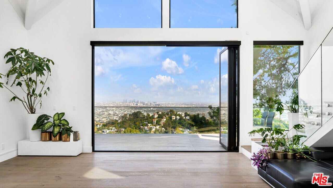 2021 Davies Way in Los Angeles, CA - Foto de edificio