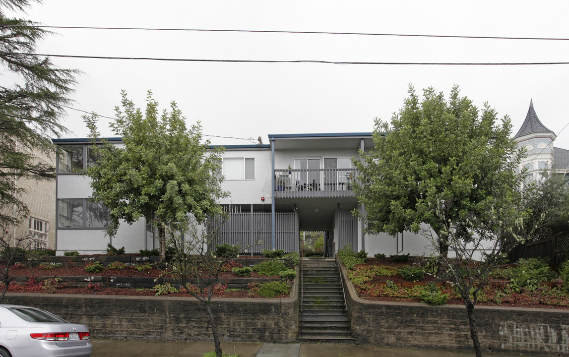 Hilltop Flats in Petaluma, CA - Building Photo