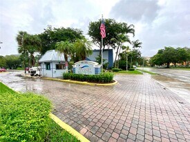 9371 Fontainebleau Blvd in Miami, FL - Building Photo