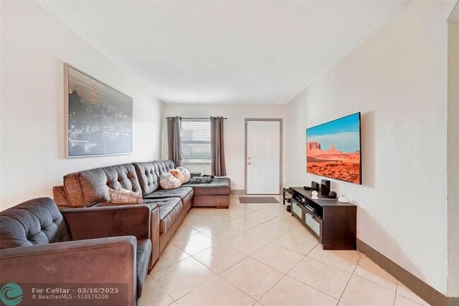 5461 W 24th Ave in Hialeah, FL - Foto de edificio - Building Photo