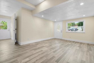 710 S Pine St in Lake Worth Beach, FL - Building Photo - Building Photo