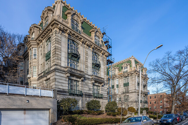 Stoneholm in Brookline, MA - Foto de edificio - Primary Photo