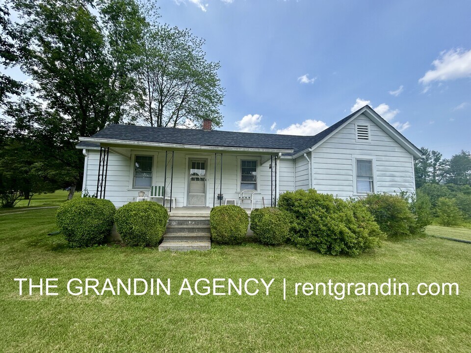 7649 Keaton Dr in Hollins, VA - Building Photo