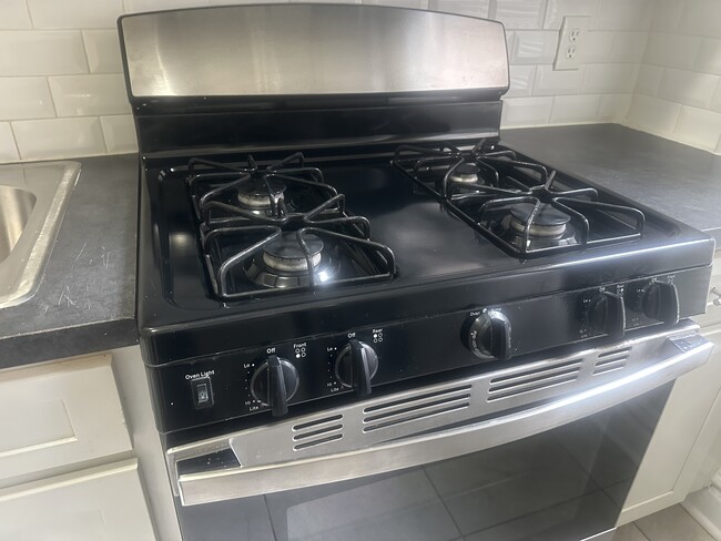 125 Corbin Ave in Jersey City, NJ - Foto de edificio - Building Photo