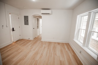 1388 W 83rd St, Unit 214 in Cleveland, OH - Building Photo - Building Photo