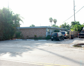 1700 N Dixie Hwy in Fort Lauderdale, FL - Building Photo - Building Photo