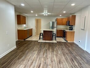 2150 E 75th St, Unit B in Indianapolis, IN - Foto de edificio - Building Photo