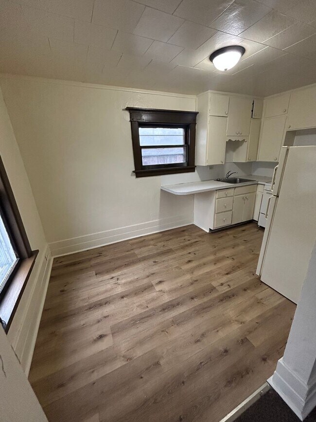 420 Sunnyside Ave in Waterloo, IA - Building Photo - Building Photo