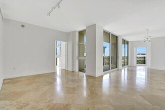 550 Okeechobee Blvd, Unit 1011 in West Palm Beach, FL - Foto de edificio - Building Photo