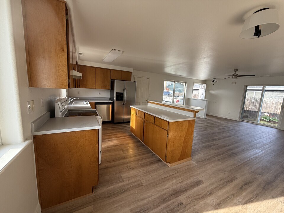 1229 Withington St in Medford, OR - Building Photo