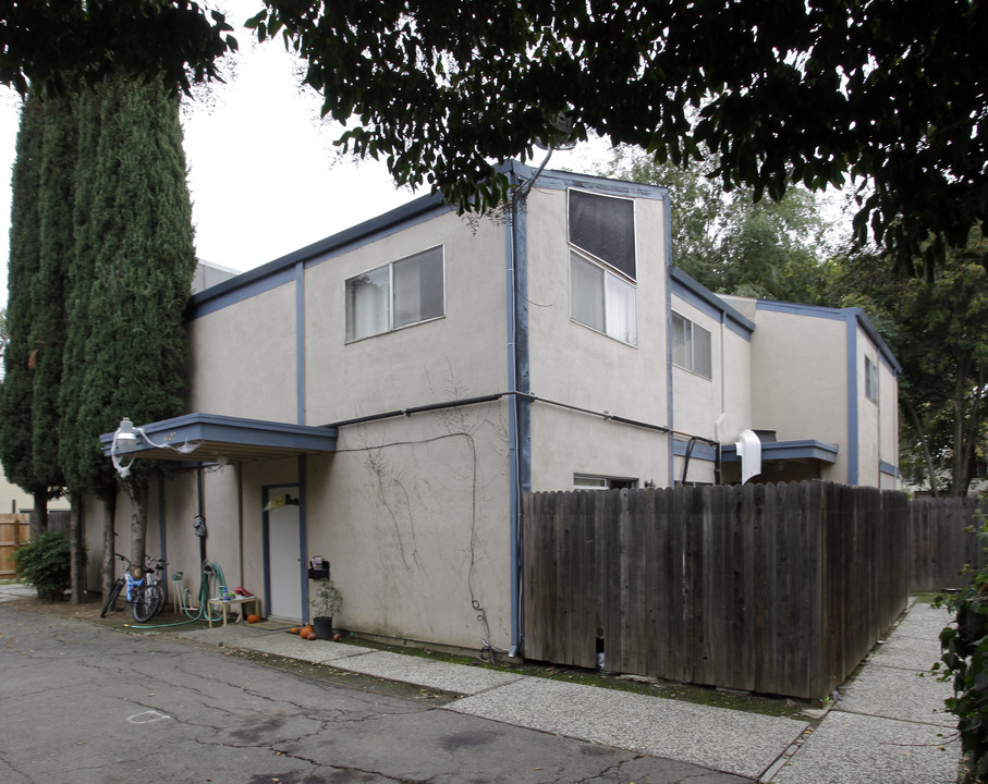 1402 Drake Dr in Davis, CA - Building Photo