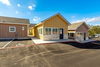 705 Fifth St, Unit Comfort Senior Living - B in Comfort, TX - Foto de edificio - Building Photo