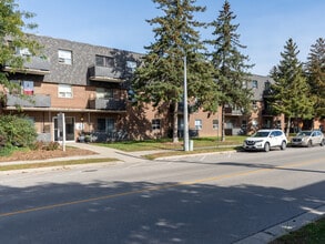 Lisgar Ave Apartments in Tillsonburg, ON - Building Photo - Building Photo