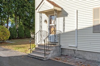 70 Canterbury Rd in Waltham, MA - Foto de edificio - Building Photo