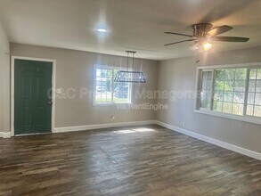 5625 E Bellaire Way in Fresno, CA - Building Photo - Building Photo