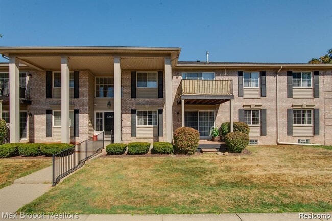 6109 Orchard Lake Rd in West Bloomfield Township, MI - Building Photo - Building Photo