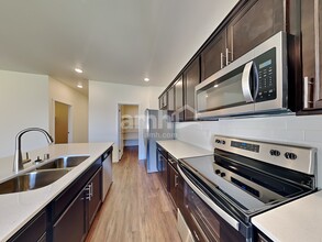 305 Smith Dr in Enumclaw, WA - Foto de edificio - Building Photo