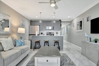 2506 N Rocky Point Dr in Tampa, FL - Building Photo - Building Photo