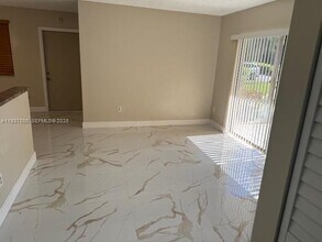 425 NW 210th St in North Miami Beach, FL - Building Photo - Building Photo