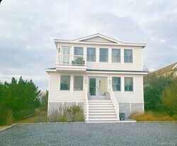 800 Dune Rd in Westhampton Beach, NY - Building Photo