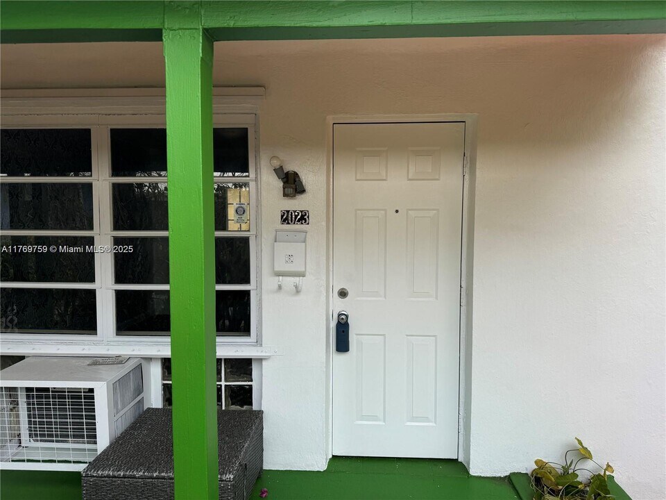 2023 Taylor St in Hollywood, FL - Building Photo