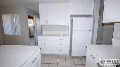 5533 Adobe Falls Rd in San Diego, CA - Building Photo - Building Photo