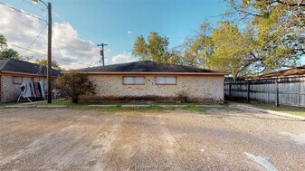 204 Lynn Dr, Unit B in Bryan, TX - Building Photo