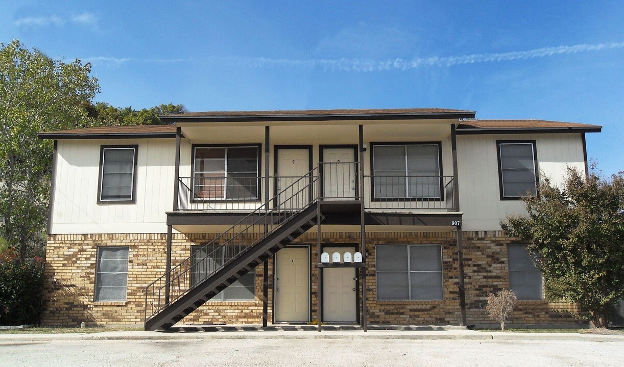 907 N 7th St in Copperas Cove, TX - Foto de edificio