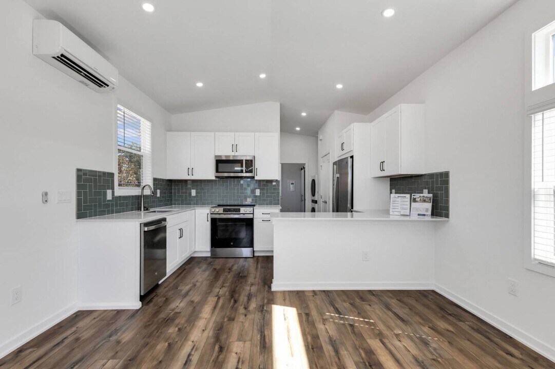 6165 Talon Bay Dr in North Port, FL - Building Photo