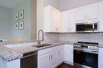 10511 Pond Curv in Woodbury, MN - Building Photo - Building Photo