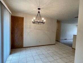 1380 Cardinal Ln in Green Bay, WI - Foto de edificio - Building Photo