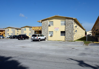 1085 W 76th St in Hialeah, FL - Foto de edificio - Building Photo