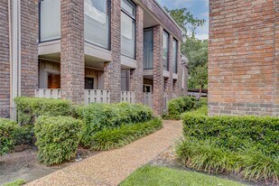 7555 Katy Fwy in Houston, TX - Building Photo