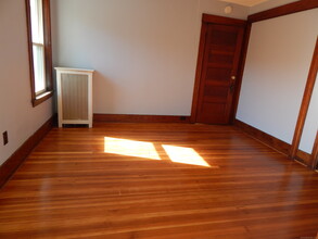 99 Putnam St in Bristol, CT - Foto de edificio - Building Photo