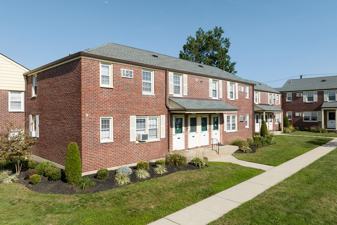 Riverview Gardens in North Arlington, NJ - Building Photo