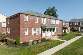 Riverview Gardens in North Arlington, NJ - Building Photo - Building Photo