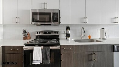 1001 S Center St in Arlington, TX - Foto de edificio - Building Photo