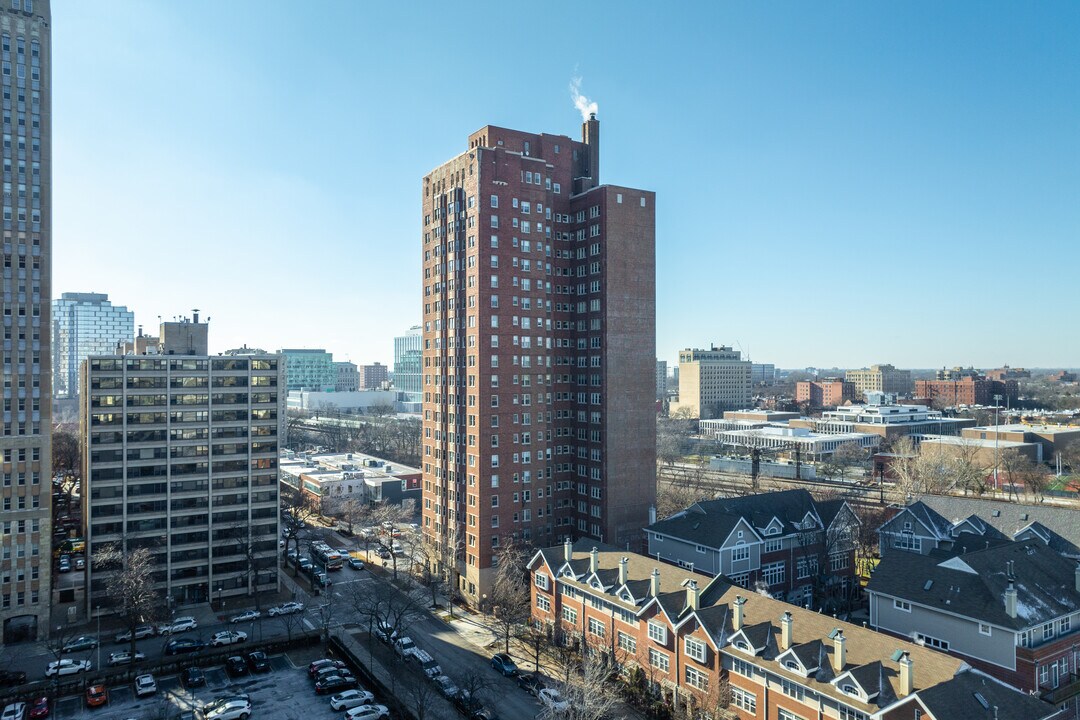 5000 S Cornell Ave in Chicago, IL - Building Photo