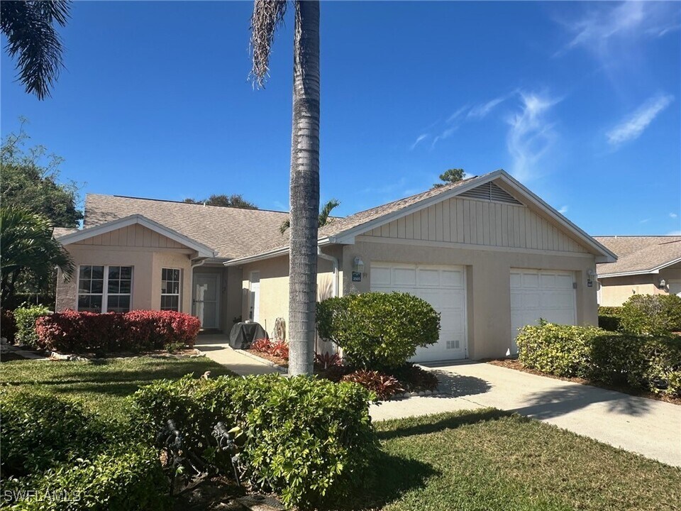 2505 Sailors Way in Naples, FL - Foto de edificio
