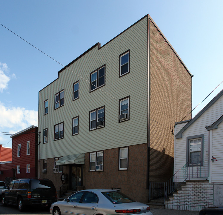 46-48 E 17th St in Bayonne, NJ - Building Photo