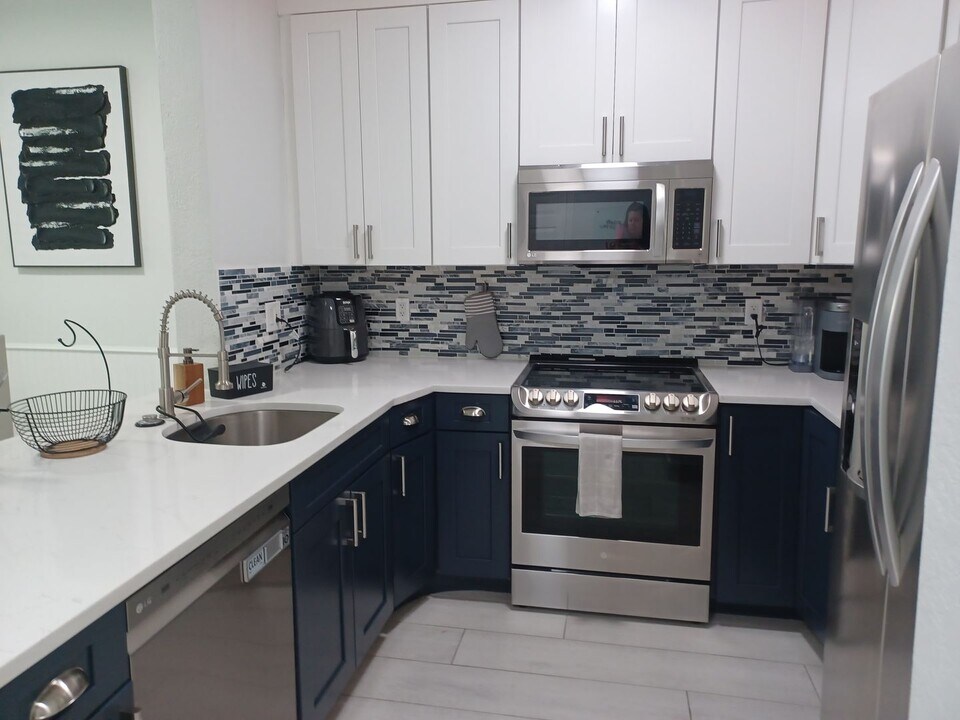 23540 Walden Center Dr in Bonita Springs, FL - Building Photo