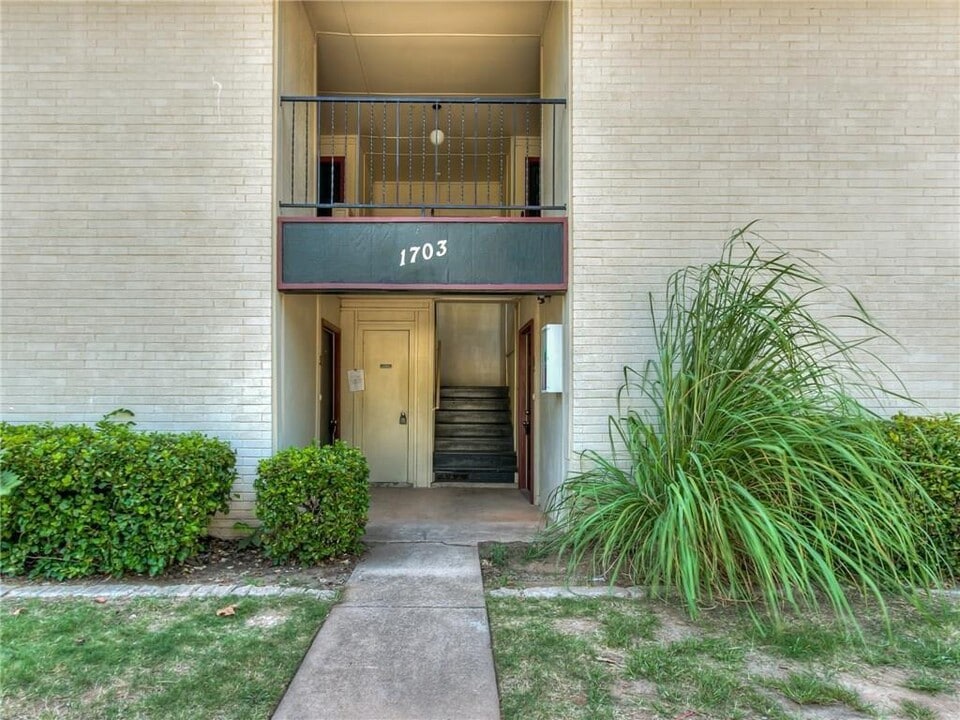 1703 E Lindsey St in Norman, OK - Building Photo