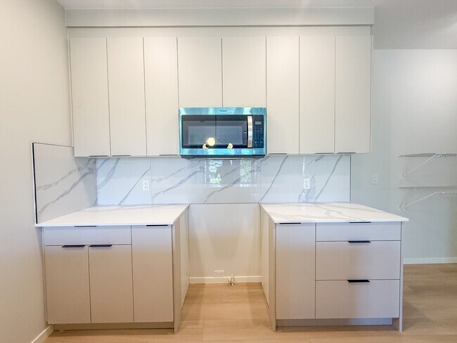 9305-9123 123 Ave NW in Edmonton, AB - Building Photo - Building Photo