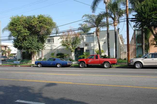 Saticoy Apartments in Van Nuys, CA - Foto de edificio - Building Photo